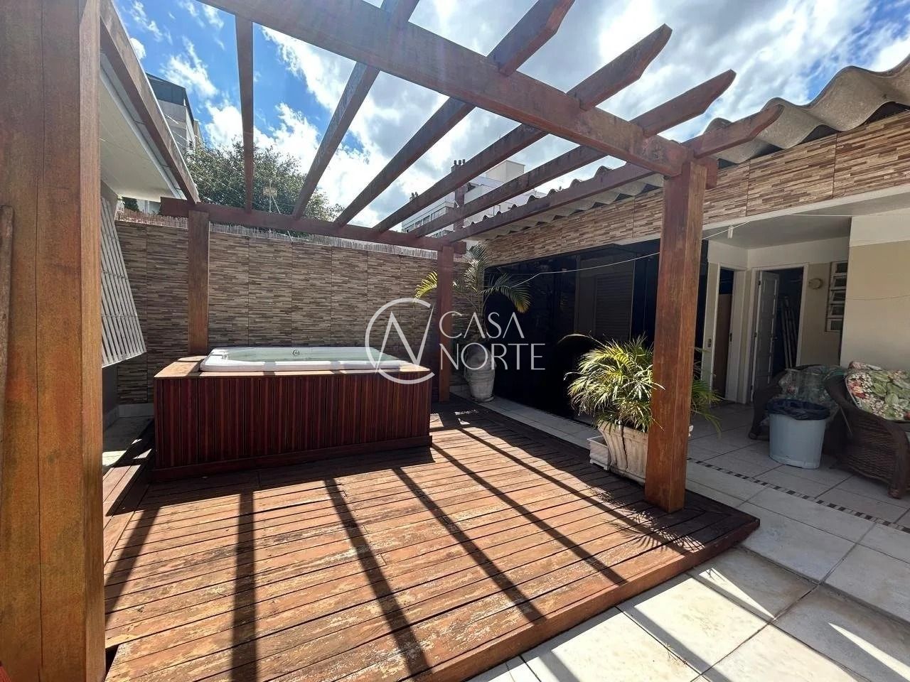 Casa à venda com 5 quartos, 250m², 1 suíte, 3 vagas, Rua Líbia no bairro Vila Ipiranga em Porto Alegre