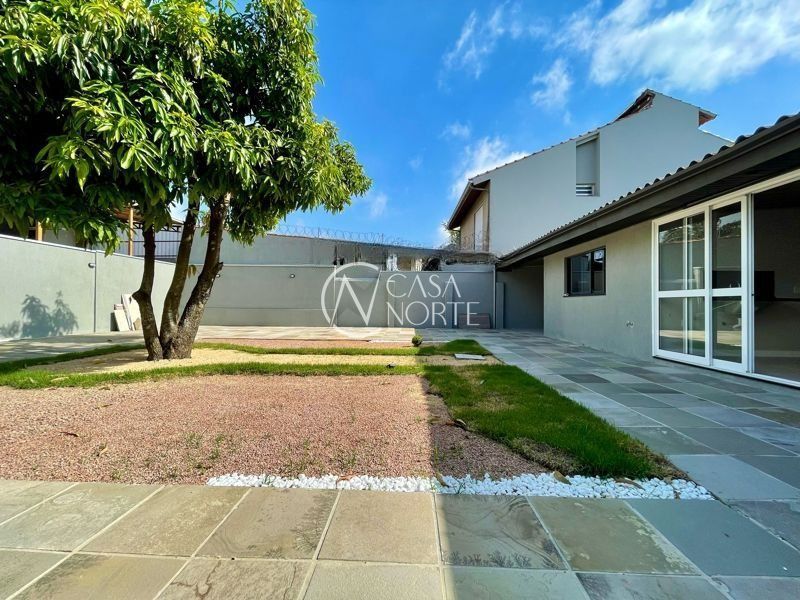 Casa à venda com 3 quartos, 202m², 6 vagas, Rua Rodrigues da Costa no bairro Sarandi em Porto Alegre