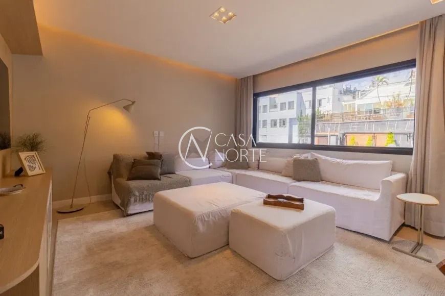 Casa à venda com 4 quartos, 210m², 3 suítes, 2 vagas, Rua Miracema no bairro Chácara das Pedras em Porto Alegre