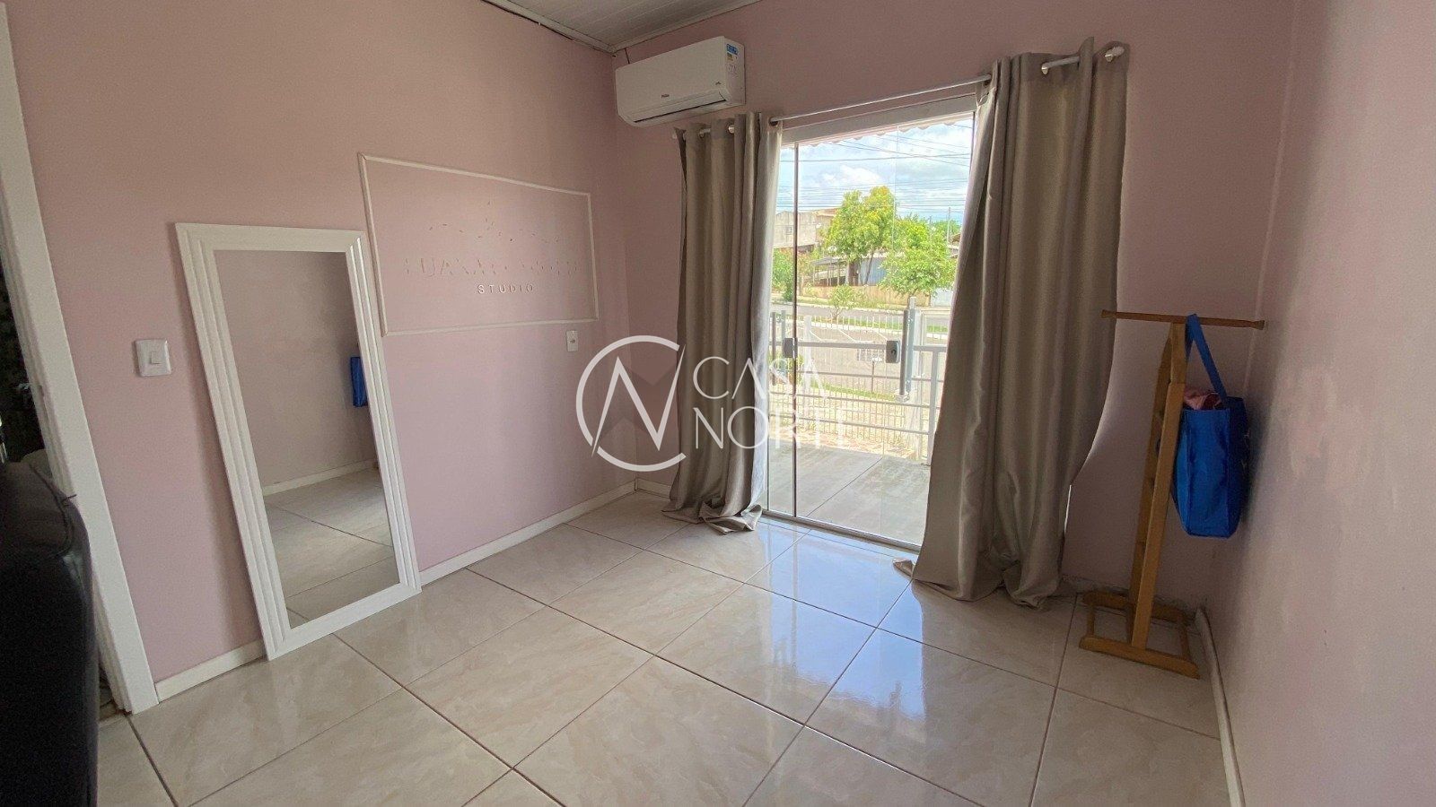 Casa à venda com 2 quartos, 126m², 3 vagas, Rua Osvaldo Franca Júnior no bairro Mário Quintana em Porto Alegre