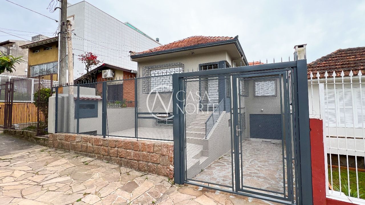 Casa à venda com 3 quartos, 174m², 4 vagas, Rua Augusto Attílio Giordani no bairro São Sebastião em Porto Alegre