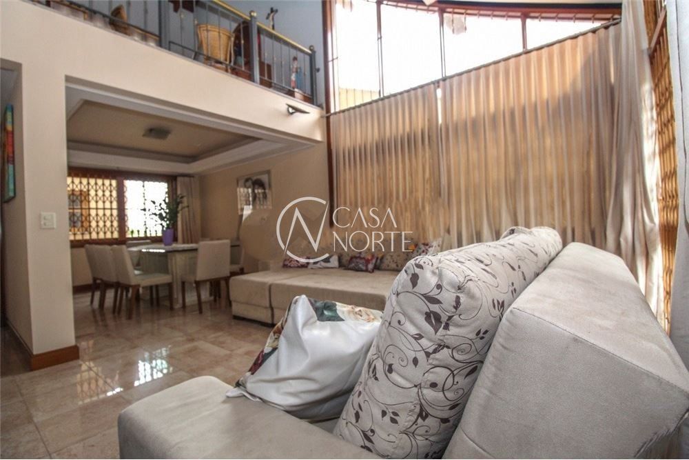Casa à venda com 3 quartos, 608m², 2 suítes, 8 vagas, Travessa Miguel Pereira no bairro Medianeira em Porto Alegre