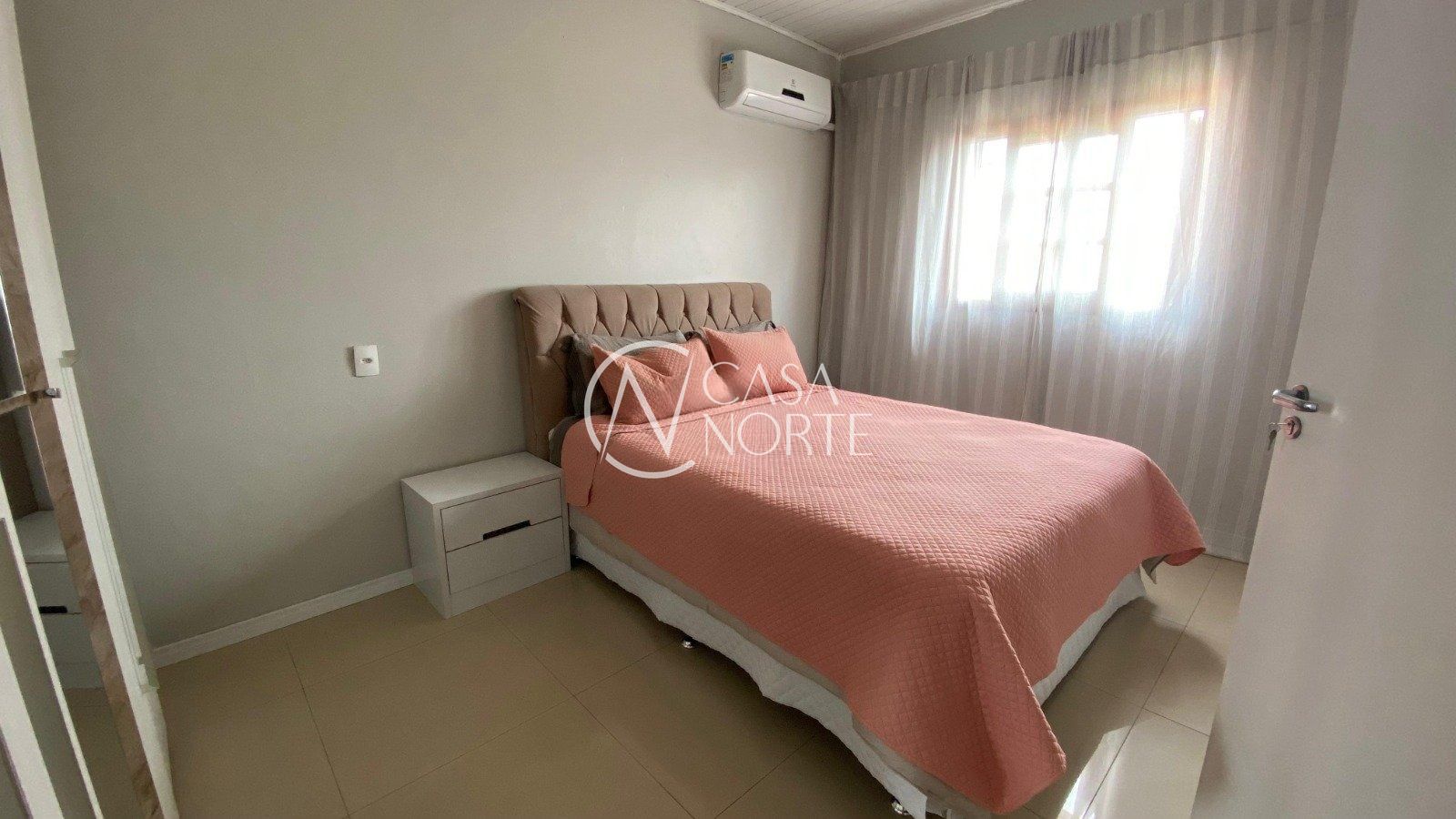 Casa à venda com 2 quartos, 126m², 3 vagas, Rua Osvaldo Franca Júnior no bairro Mário Quintana em Porto Alegre