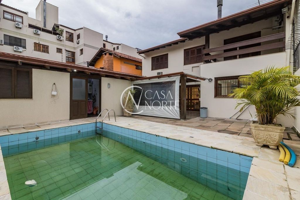 Casa à venda com 4 quartos, 310m², 3 suítes, 4 vagas, Rua Miracema no bairro Chácara das Pedras em Porto Alegre