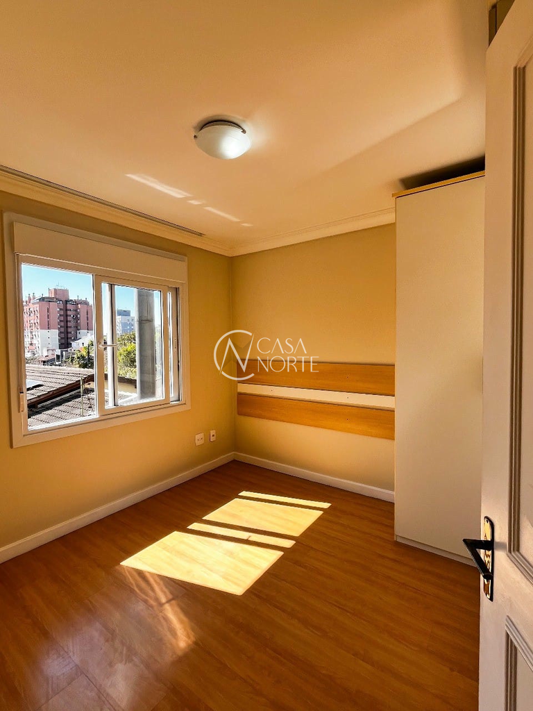 Casa à venda com 4 quartos, 212m², 1 suíte, 2 vagas, Rua Licínio Cardoso no bairro Chácara das Pedras em Porto Alegre