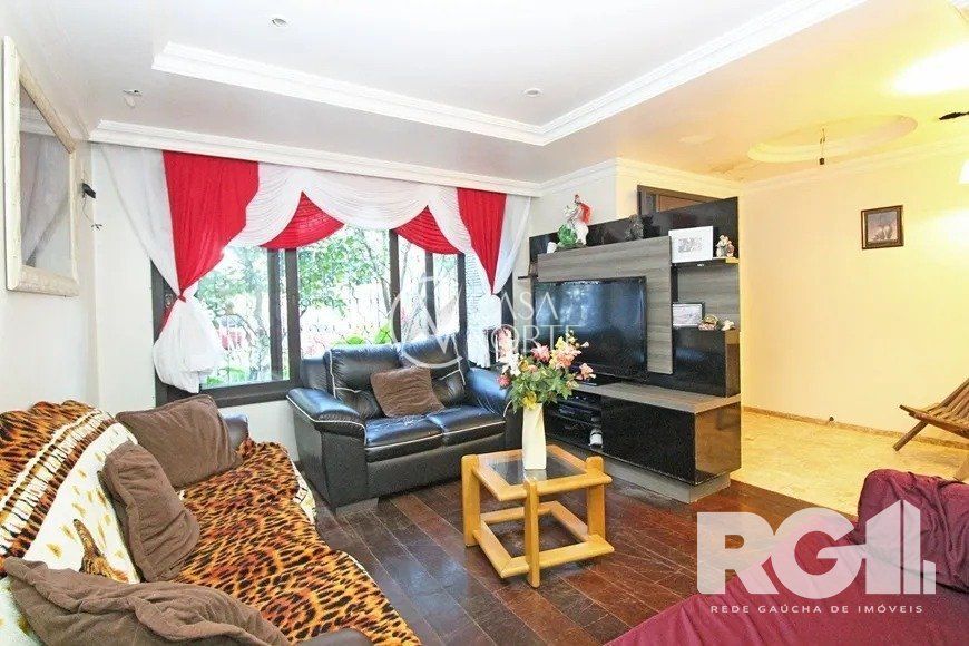 Casa à venda com 3 quartos, 330m², 1 suíte, 2 vagas, Rua Senegal no bairro Vila Ipiranga em Porto Alegre