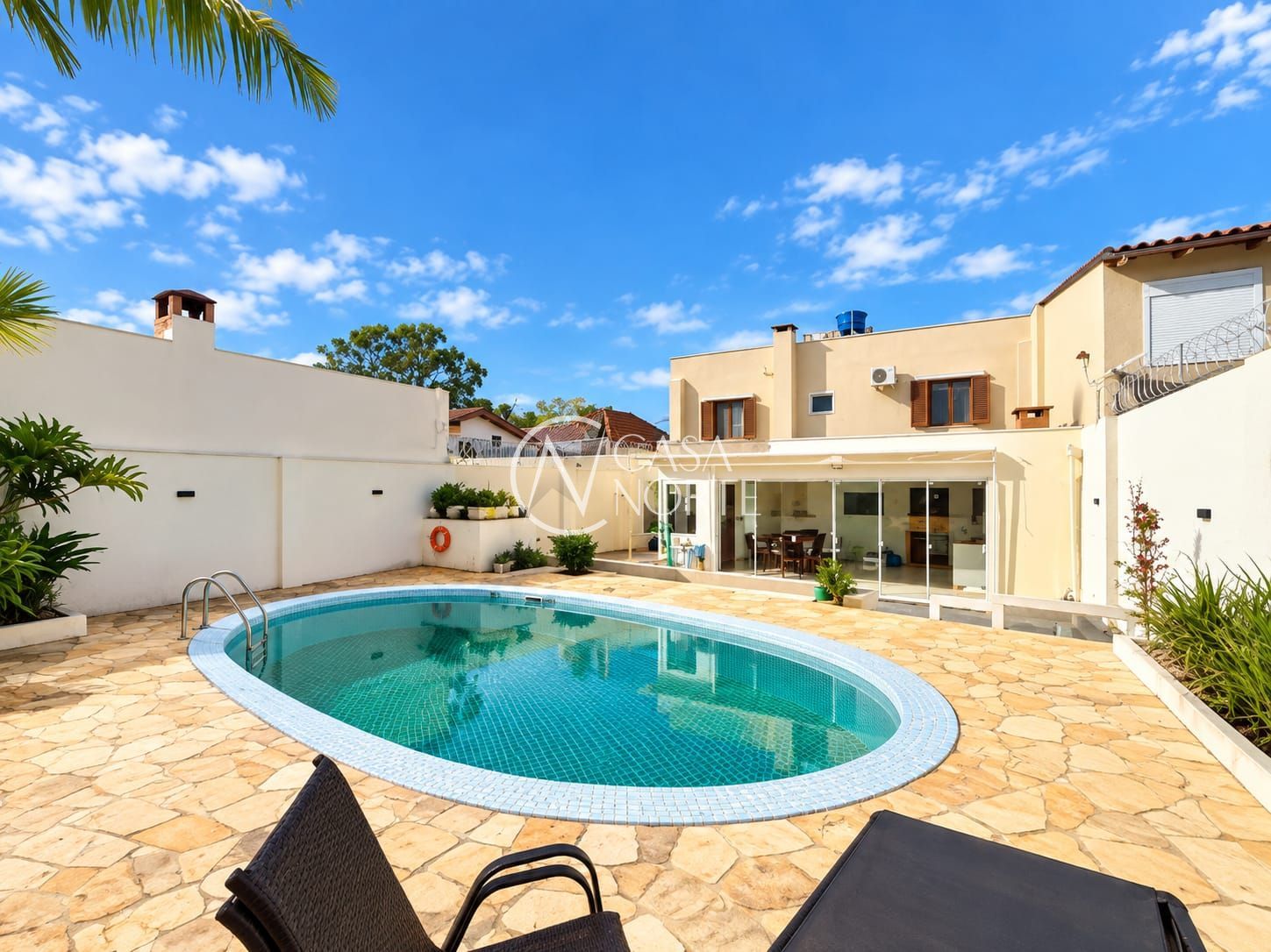 Casa à venda com 4 quartos, 328m², 1 suíte, 4 vagas, Rua Dom Pedrito no bairro Passo da Areia em Porto Alegre