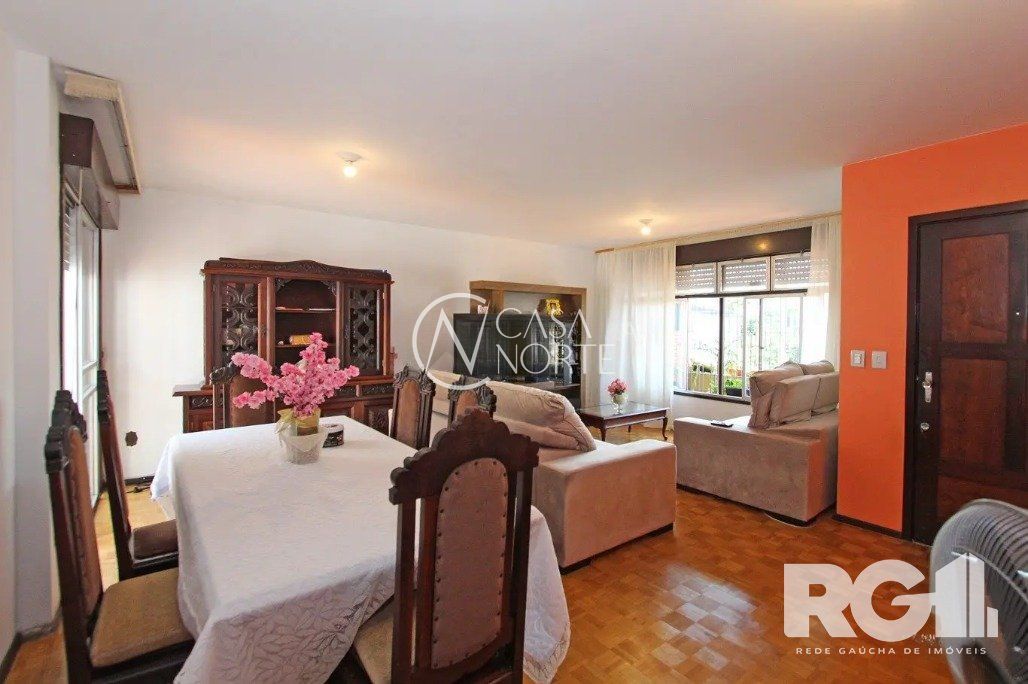 Casa à venda com 4 quartos, 280m², 1 suíte, 4 vagas, Rua Ivan Iglesias no bairro Jardim Sabará em Porto Alegre