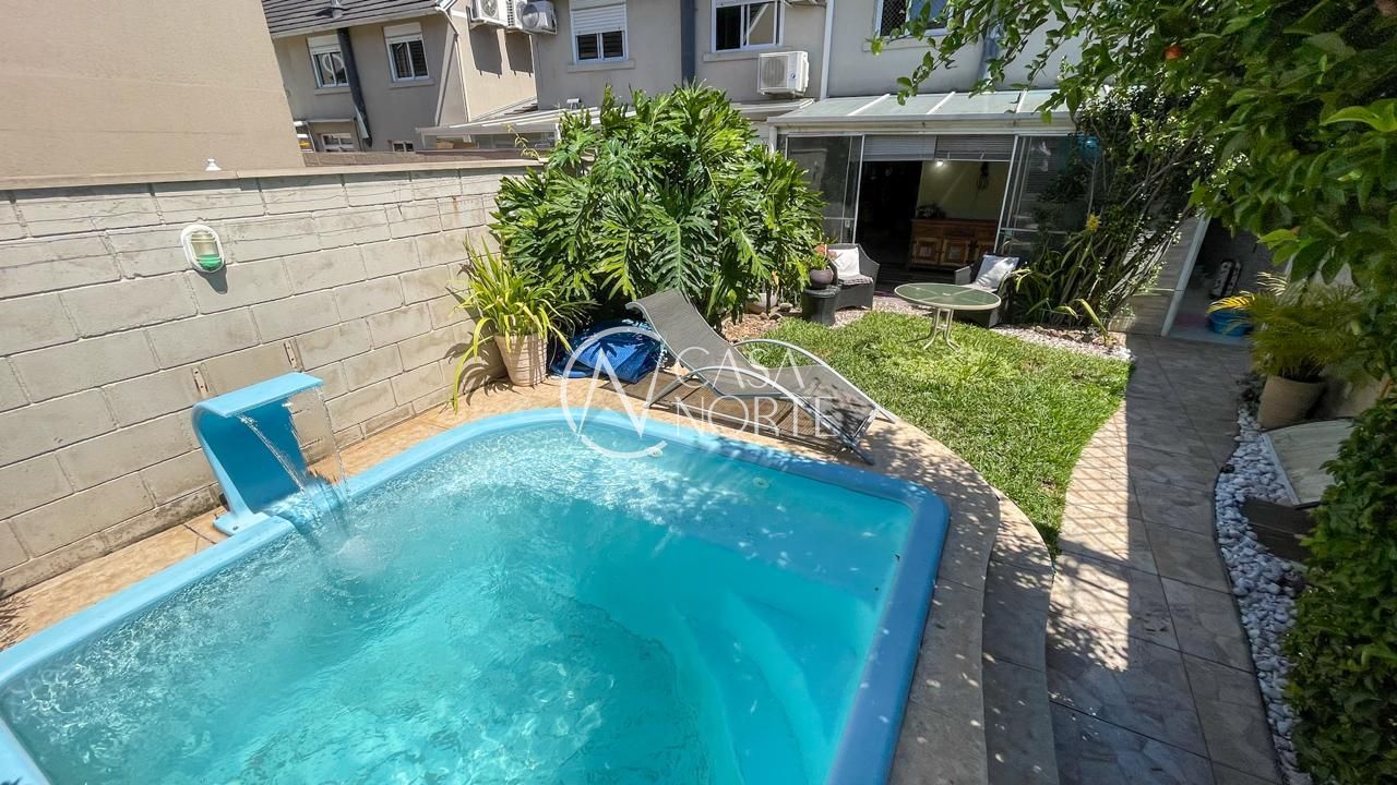 Casa de Condomínio à venda com 4 quartos, 194m², 1 suíte, 2 vagas, Rua Augusto Attílio Giordani no bairro Jardim Lindóia em Porto Alegre