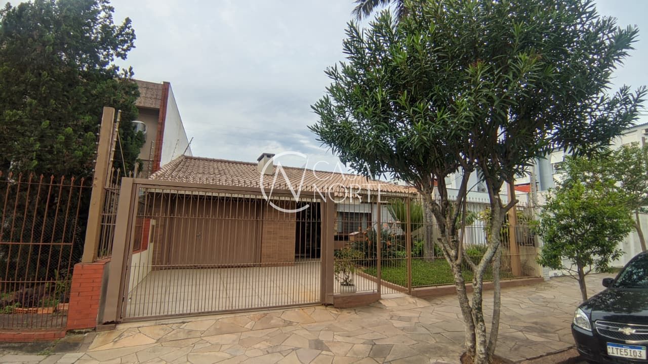 Casa à venda com 3 quartos, 250m², 1 suíte, 2 vagas, Rua Maria Montessori no bairro Jardim Lindóia em Porto Alegre