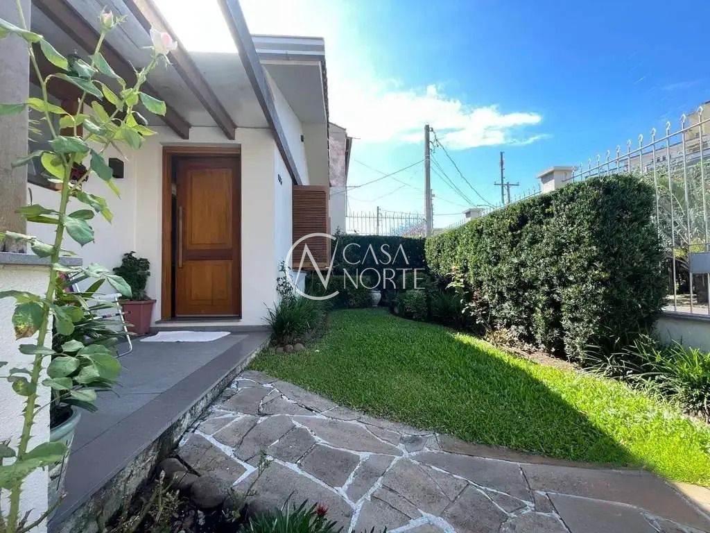Casa à venda com 3 quartos, 143m², 1 suíte, 3 vagas, Rua Vitório Francisco Giordani no bairro Jardim Planalto em Porto Alegre