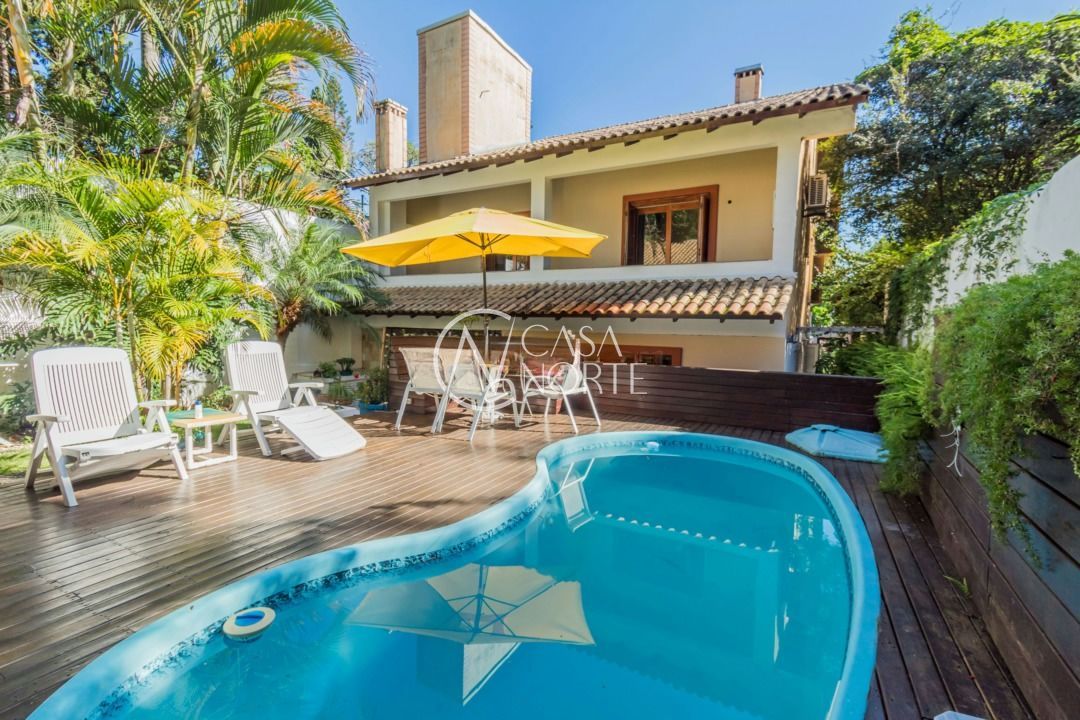 Casa à venda com 4 quartos, 570m², 4 suítes, 6 vagas, Avenida General Barreto Viana no bairro Chácara das Pedras em Porto Alegre