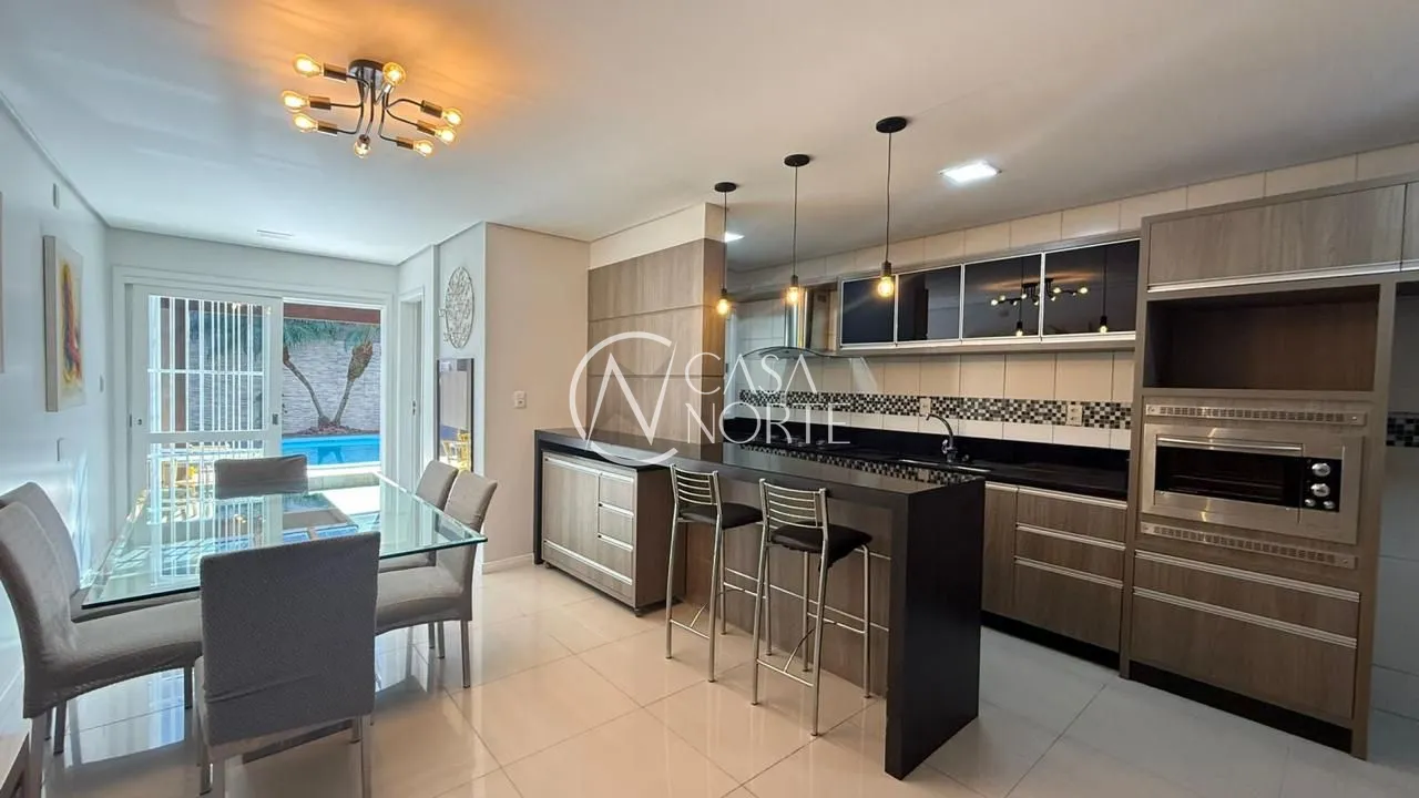 Casa à venda com 3 quartos, 210m², 2 suítes, 3 vagas, Rua Leite de Castro no bairro Jardim Planalto em Porto Alegre