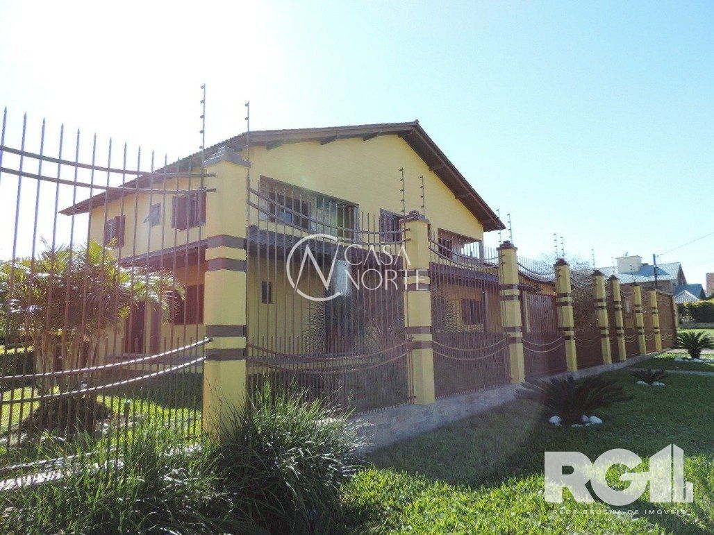 Casa à venda com 4 quartos, 530m², 3 suítes, 3 vagas, Rua Maria Elaine Wotter no bairro Parque Santa Fé em Porto Alegre