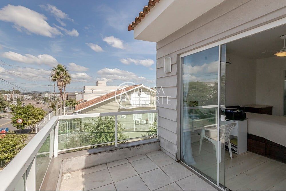 Casa à venda com 4 quartos, 132m², 2 suítes, 2 vagas, Rua Chácara das Nascentes no bairro Lomba do Pinheiro em Porto Alegre