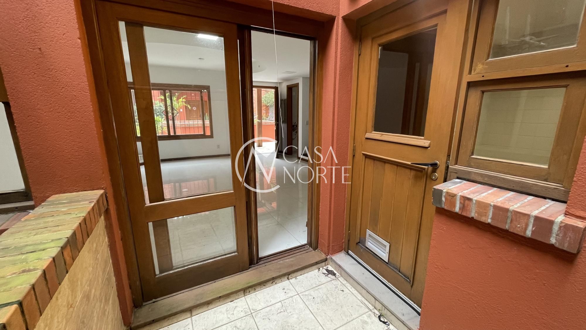 Casa de Condomínio à venda com 4 quartos, 272m², 1 suíte, 2 vagas, Rua Tremembé no bairro Chácara das Pedras em Porto Alegre