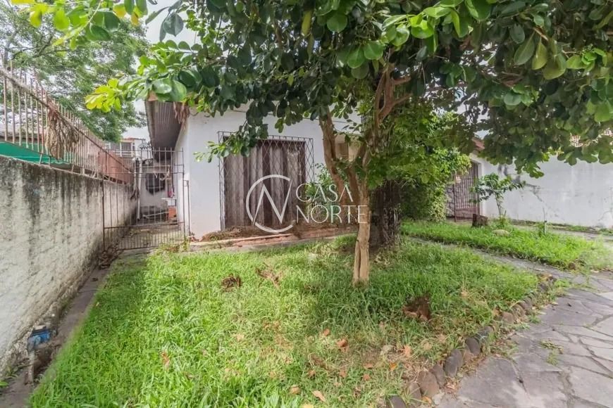 Casa à venda com 5 quartos, 1 suíte, 2 vagas, Rua Fernando Strehlau no bairro Jardim Itu em Porto Alegre