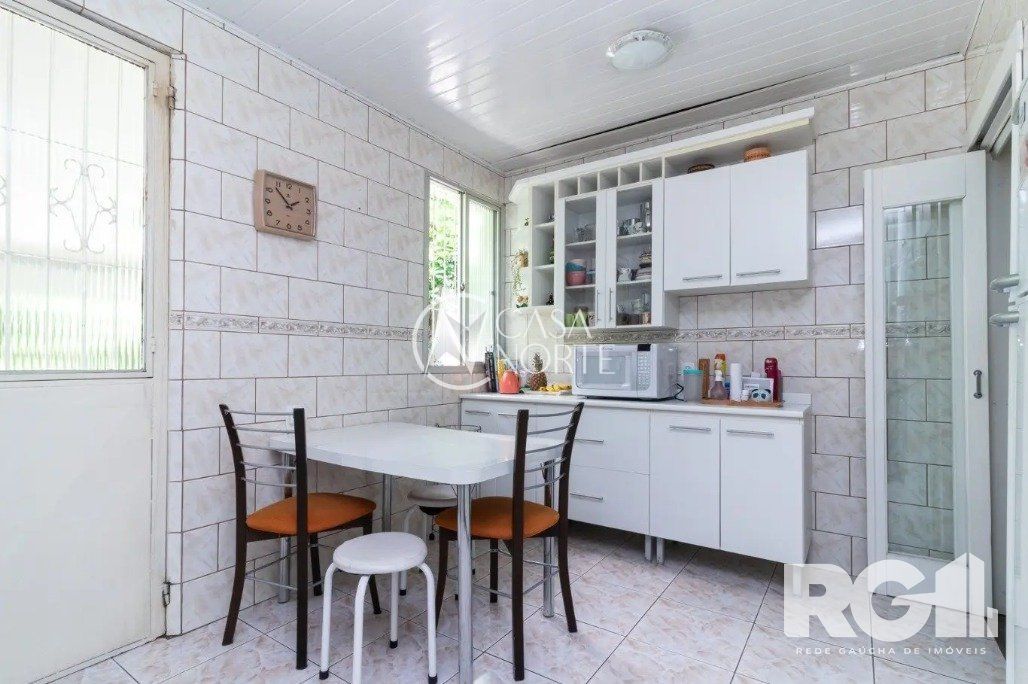 Casa à venda com 3 quartos, 224m², 1 suíte, 4 vagas, Rua Gaston Englert no bairro Vila Ipiranga em Porto Alegre