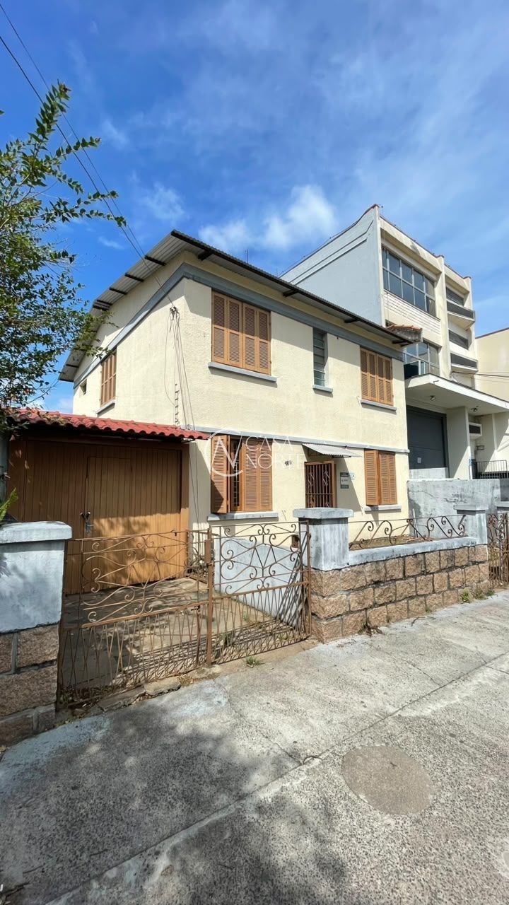 Casa à venda com 4 quartos, 250m², 3 vagas, Avenida Berlim no bairro São Geraldo em Porto Alegre