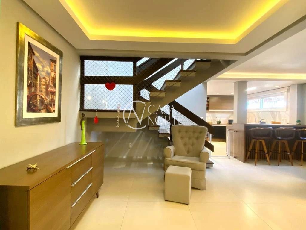 Casa à venda com 3 quartos, 336m², 2 suítes, 4 vagas, Rua Walt Disney no bairro São Sebastião em Porto Alegre