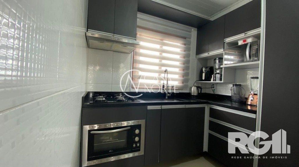 Casa à venda com 2 quartos, 56m², 3 vagas, Rua Seis de Novembro no bairro Mário Quintana em Porto Alegre