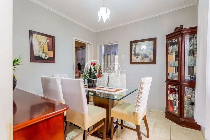 Casa à venda com 3 quartos, 90m², 2 vagas, Rua Augusto Attílio Giordani no bairro São Sebastião em Porto Alegre