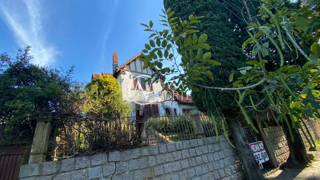 Casa à venda com 4 quartos, 350m², 1 suíte, 2 vagas, Guaiana no bairro Vila Assunção em Porto Alegre