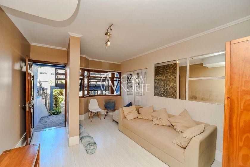 Casa à venda com 3 quartos, 106m², 1 suíte, 2 vagas, Rua Paulo Blaschke no bairro Jardim Itu em Porto Alegre