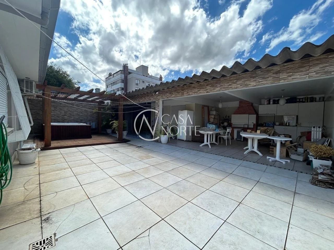 Casa à venda com 5 quartos, 250m², 1 suíte, 3 vagas, Rua Líbia no bairro Vila Ipiranga em Porto Alegre