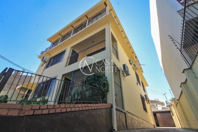 Casa à venda com 7 quartos, 330m², 1 suíte, 6 vagas, Monte Arraes no bairro Nonoai em Porto Alegre