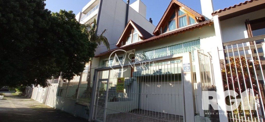 Casa à venda com 5 quartos, 371m², 1 suíte, 4 vagas, Rua Maestro Salvador Campanella no bairro Jardim Itu em Porto Alegre