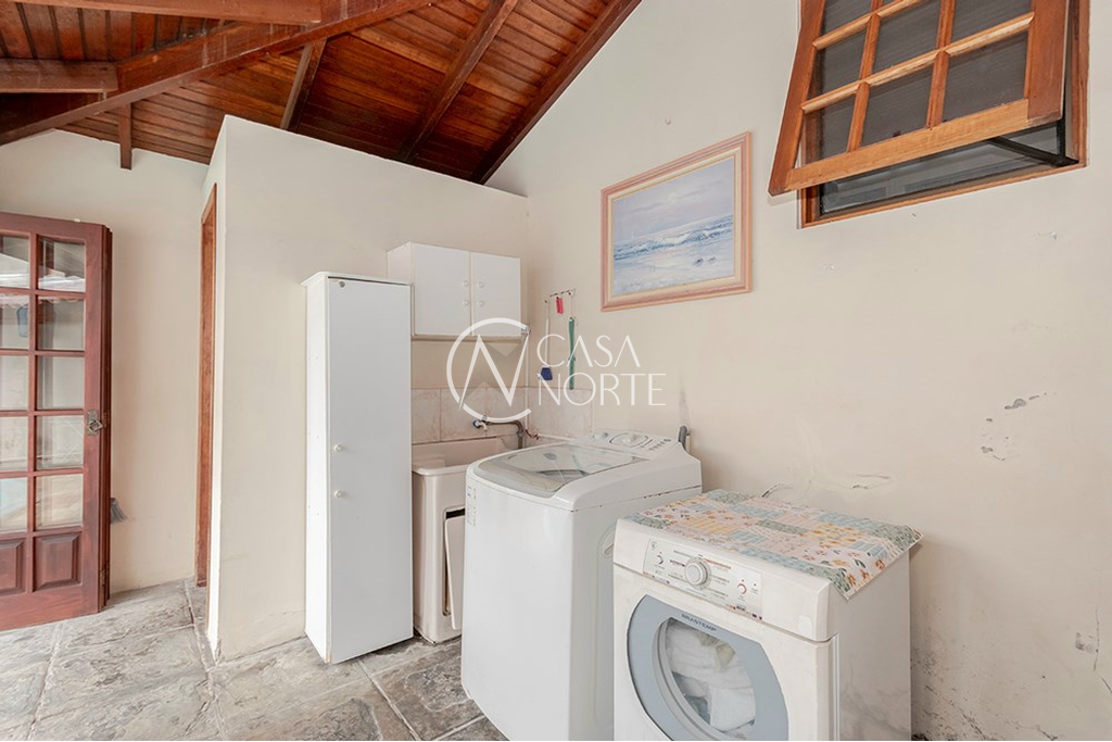 Casa à venda com 4 quartos, 290m², 4 vagas, Rua Três Passos no bairro Passo da Areia em Porto Alegre