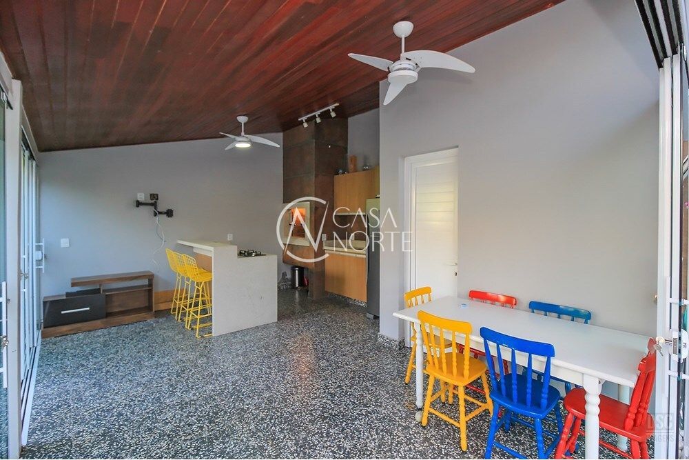 Casa à venda com 3 quartos, 200m², 1 suíte, 4 vagas, Rua Tiago no bairro Ipanema em Porto Alegre