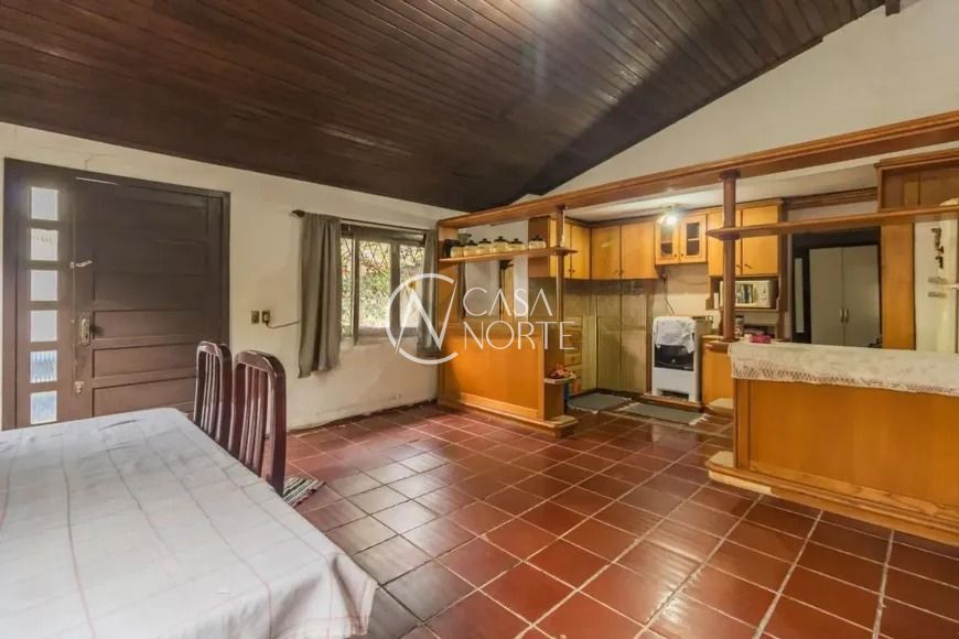 Casa à venda com 5 quartos, 1 suíte, 2 vagas, Rua Fernando Strehlau no bairro Jardim Itu em Porto Alegre