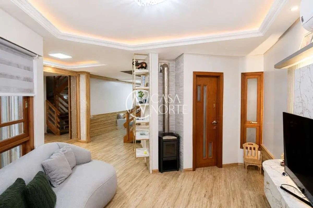 Casa à venda com 3 quartos, 272m², 1 suíte, 4 vagas, Rua Jalmar Azambuja Diniz no bairro Jardim Itu em Porto Alegre