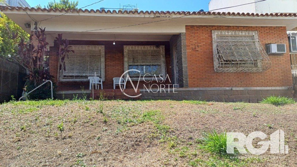 Casa à venda com 3 quartos, 205m², 1 suíte, 4 vagas, Rua Dário Pederneiras no bairro Petrópolis em Porto Alegre