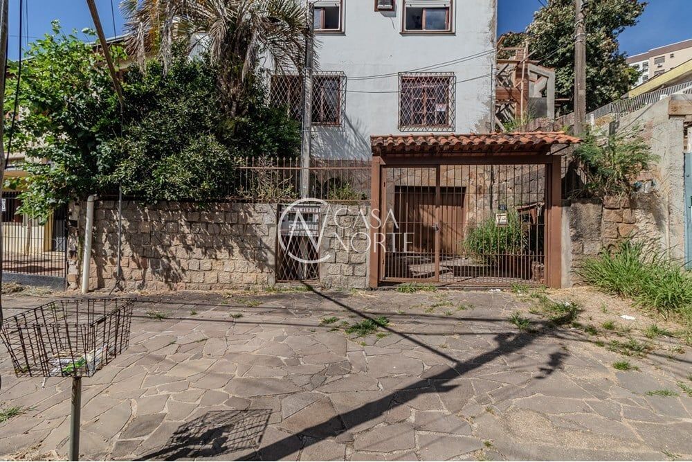 Casa à venda com 6 quartos, 210m², 2 vagas, Fernando Abbott no bairro Passo da Areia em Porto Alegre