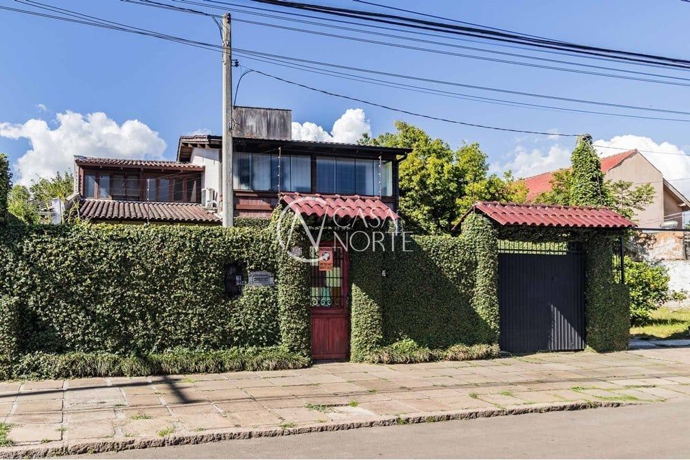 Casa à venda com 3 quartos, 235m², 1 suíte, 4 vagas, Avenida Guarujá no bairro Guarujá em Porto Alegre