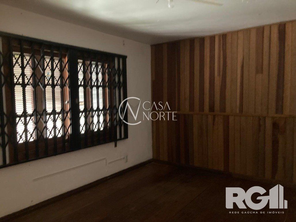 Casa à venda com 3 quartos, 425m², 1 suíte, 3 vagas, Rua General Pedro Bittencourt no bairro Passo da Areia em Porto Alegre