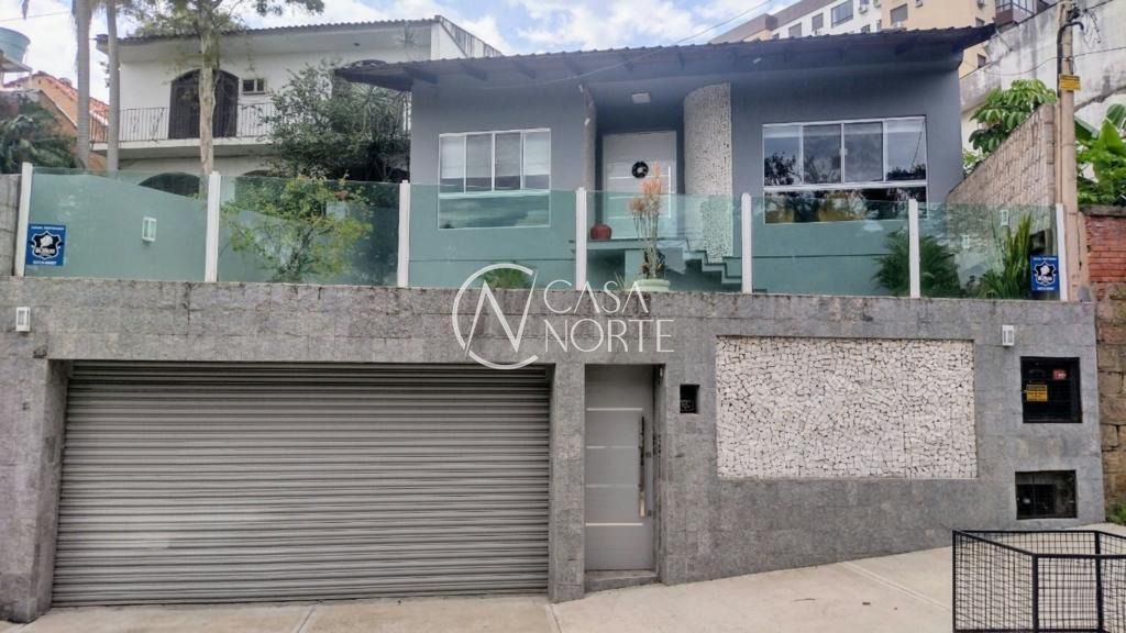 Casa à venda com 3 quartos, 206m², 1 suíte, 3 vagas, Rua Fernando Abbott no bairro Cristo Redentor em Porto Alegre