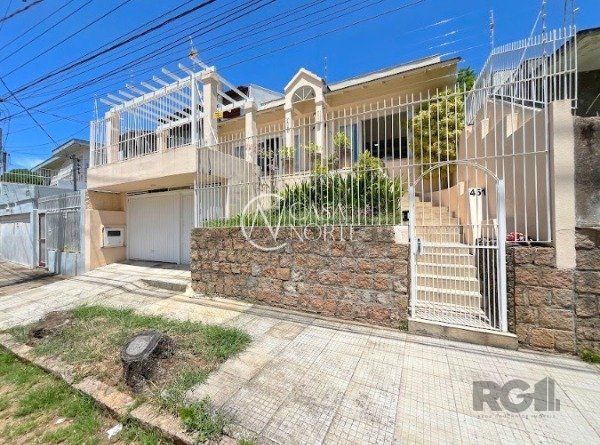 Casa à venda com 5 quartos, 360m², 2 suítes, 2 vagas, Rua Eurico Lara no bairro Medianeira em Porto Alegre