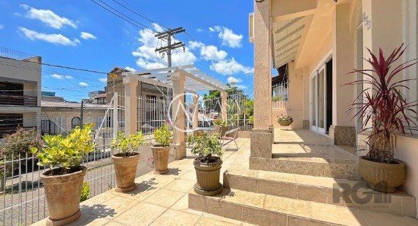 Casa à venda com 5 quartos, 360m², 2 suítes, 2 vagas, Rua Eurico Lara no bairro Medianeira em Porto Alegre
