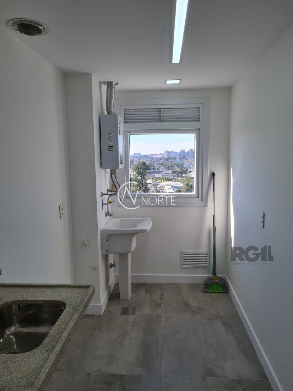 Apartamento à venda com 2 quartos, 56m², 1 suíte, 1 vaga, Rua Jerônymo Zelmanovitz no bairro São Sebastião em Porto Alegre