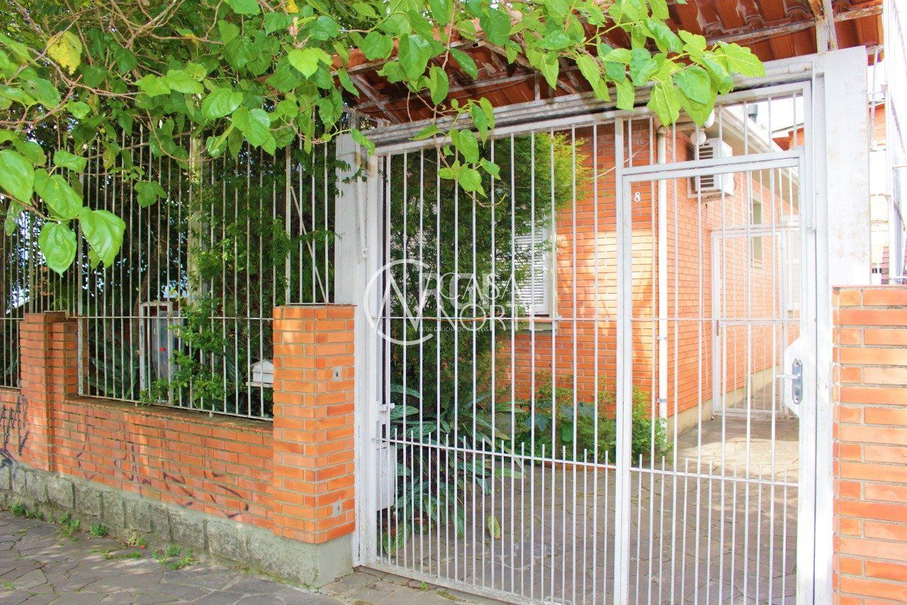 Casa à venda com 3 quartos, 208m², 1 vaga, Rua Irmao Weibert no bairro Vila João Pessoa em Porto Alegre