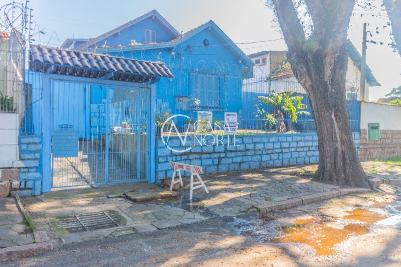 Casa à venda com 3 quartos, 165m², 4 vagas, Rua Julio Lopes dos Santos Sobrinho no bairro Santa Tereza em Porto Alegre