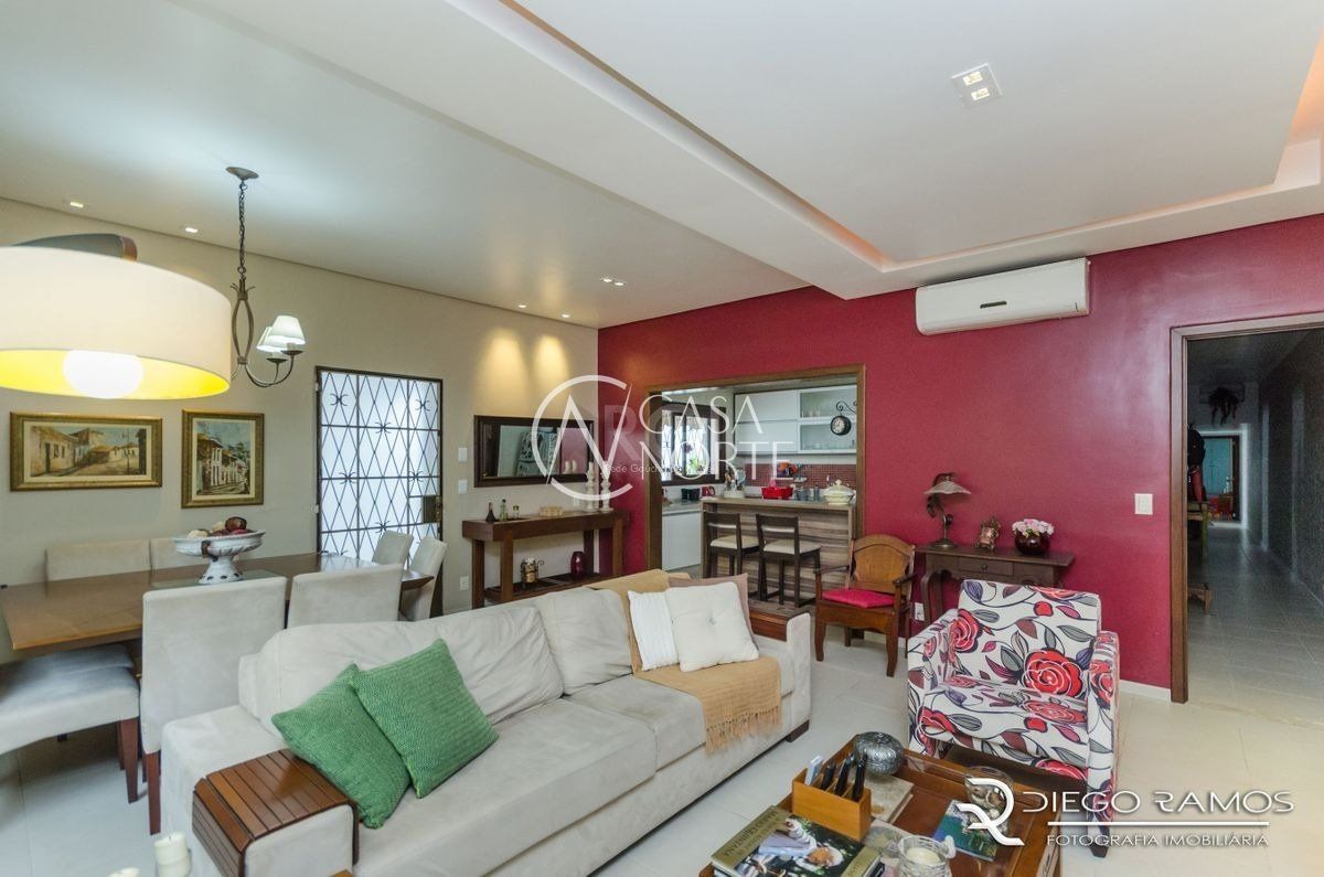 Casa à venda com 4 quartos, 216m², 1 suíte, 4 vagas, Rua Barao do Triunfo no bairro Menino Deus em Porto Alegre