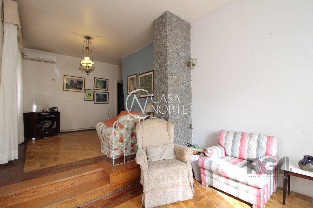 Casa à venda com 4 quartos, 240m², 1 suíte, 3 vagas, Rua Monteiro Lobato no bairro Partenon em Porto Alegre