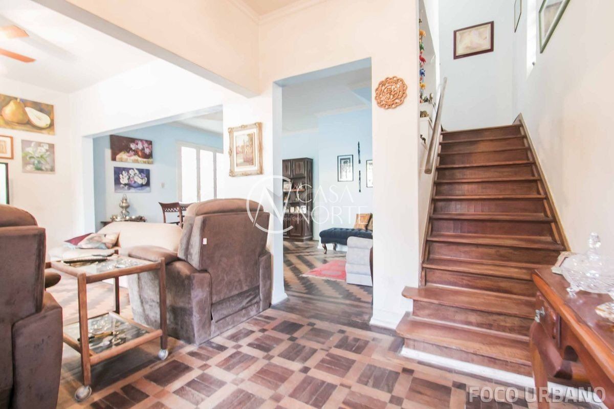 Casa à venda com 4 quartos, 250m², 2 vagas, Rua Carazinho no bairro Petrópolis em Porto Alegre