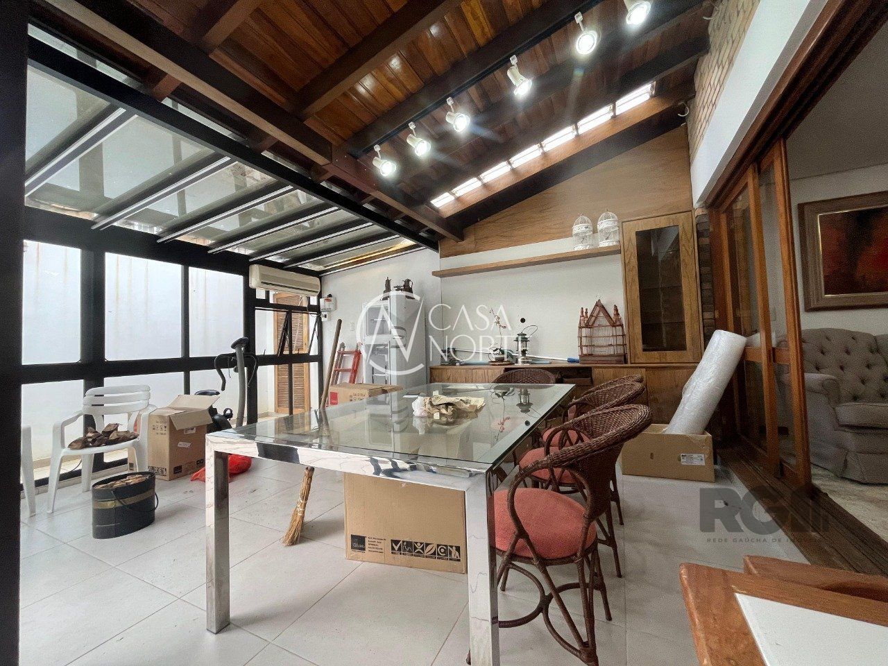 Casa à venda com 3 quartos, 236m², 1 suíte, 4 vagas, Rua Comendador Rodolfo Gomes no bairro Menino Deus em Porto Alegre