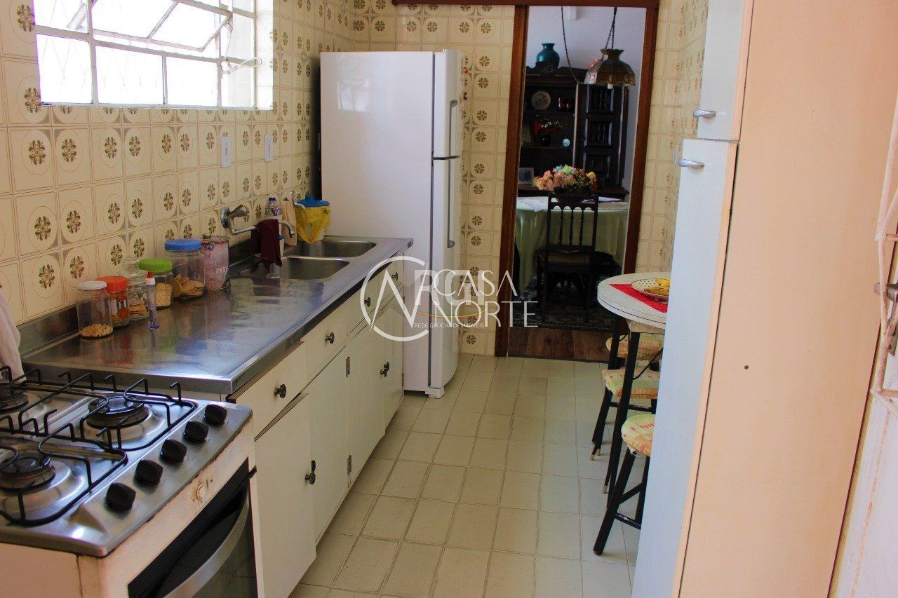 Casa à venda com 3 quartos, 208m², 1 vaga, Rua Irmao Weibert no bairro Vila João Pessoa em Porto Alegre